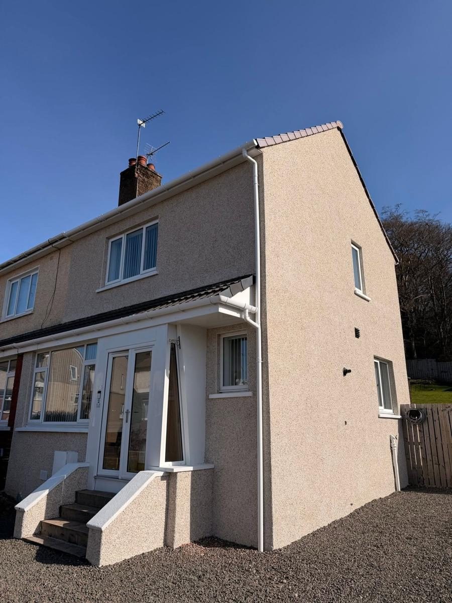 Yellow roughcast renewed in a light dry dash