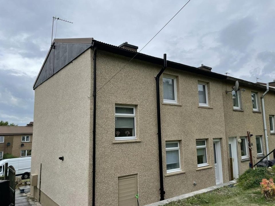 Failed gable dash renewed in a golden mix
