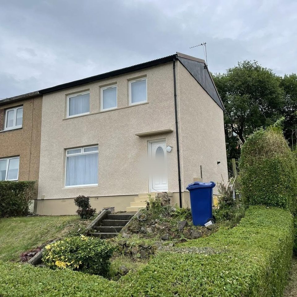 Pebble dash and bare stone to smooth cream render